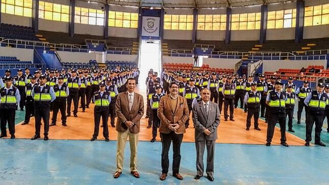 En un trabajo conjunto para fortalecer la seguridad ciudadana, el Ministerio del Interior y la Municipalidad de Miraflores clausuraron el programa "Serenazgo rumbo al cambio", que tiene como objetivo fortalecer competencias, habilidades y actitudes de los miembros del serenazgo y otros trabajadores municipales.
 
La iniciativa, enmarcada en un enfoque preventivo de la seguridad ciudadana, permitió a más de 600 serenos, incluyendo agentes, jefes de áreas y supervisores, reforzar y actualizar sus conocimientos en diversos aspectos de la normativa vigente del servicio de serenazgo. Además, se abordaron temas como habilidades blandas para el contacto ciudadano, la lucha contra la trata de personas, defensa personal y atención prehospitalaria.
 
La ceremonia de clausura se realizó en las instalaciones del estadio Niño Héroe Manuel Bonilla, y contó con la participación del viceministro (e) de Seguridad Pública, Miguel Núñez, y el alcalde de Miraflores, Carlos Canales.
 
Durante su discurso de clausura, el viceministro Núñez elogió el compromiso y la dedicación demostrada por los participantes durante el programa de capacitación, destacando la importancia de su labor para garantizar la tranquilidad de los ciudadanos y la armonía en la sociedad.
 
Por su parte, el alcalde de Miraflores, resaltó la importancia del programa "Serenazgo rumbo al cambio" como una iniciativa conjunta para mejorar la calidad del servicio brindado a los ciudadanos y promover un ambiente de seguridad y bienestar en el distrito.
 
El alcalde Canales expresó su agradecimiento al Ministerio del Interior por su colaboración continua a este tipo de iniciativas, las cuales buscan fortalecer la labor de los serenos y contribuir al desarrollo de comunidades más seguras en todo el país.
 
El programa de capacitación, realizado en conjunto por la Municipalidad de Miraflores y el Ministerio del Interior, tuvo una duración de 16 horas académicas. Además del personal de serenazgo de Miraflores, en anterior oportunidad también fueron capacitados efectivos de las municipalidades de Pueblo Libre, Breña, San Miguel, Jesús María y Magdalena del Mar.

Cabe mencionar que el programa "Serenazgo rumbo al cambio" no solo representa un impulso hacia la profesionalización de los trabajadores municipales, sino que también demuestra la importancia que la Municipalidad de Miraflores y el Ministerio del Interior otorgan a la seguridad y el bienestar de sus ciudadanos.

