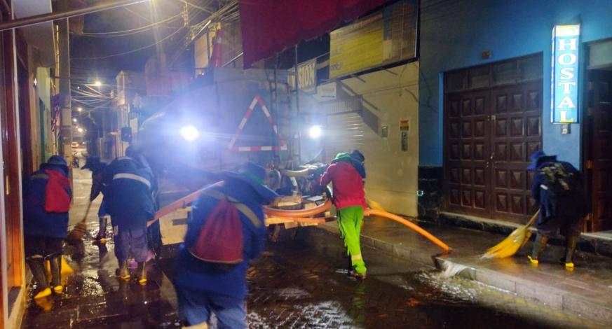 La Sub Gerencia de Servicios Públicos, continúa con la árdua tarea diaria de limpiar y desinfectar las diferentes calles de la ciudad de Moquegua, con la finalidad de evitar la acumulación de residuos sólidos en perjuicio de la población. En esta oportunidad se efectuó el baldeado y desinfectado de la Calle Áncash, Moquegua, Lima, Piura y Cajamarca.