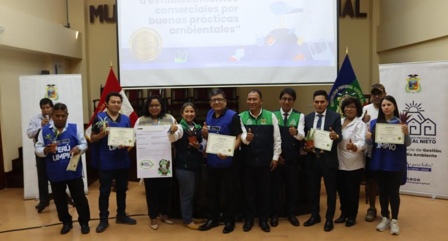 El alcalde John Larry Coayla identificó a establecimientos que implementaron mecanismos para mejorar el cuidado del medio ambiente de acuerdo a las recomendaciones de las supervisiones ambientales realizadas por la Sub Gerencia de Gestión del Medio Ambiente y en conmemoración del día Internacional Libre de Bolsas de Plástico, se realizó el “Reconocimiento a establecimientos comerciales por buenas prácticas ambientales de la ciudad.