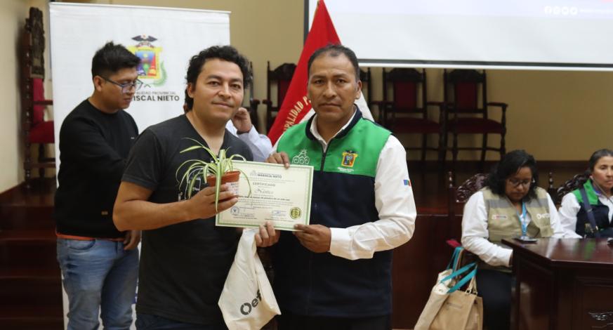 El alcalde John Larry Coayla identificó a establecimientos que implementaron mecanismos para mejorar el cuidado del medio ambiente de acuerdo a las recomendaciones de las supervisiones ambientales realizadas por la Sub Gerencia de Gestión del Medio Ambiente y en conmemoración del día Internacional Libre de Bolsas de Plástico, se realizó el “Reconocimiento a establecimientos comerciales por buenas prácticas ambientales de la ciudad
