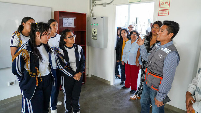 Entregamos la escuela temporal para la IE 7207 Mariscal Ramón Castilla en San Juan de Miraflores