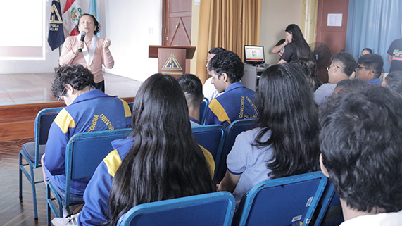 Julia Elena Vivero Diez, jueza del Sexto Juzgado de Familia Subespecializado en Violencia de la Corte del Callao, dio una charla preventiva sobre el acoso escolar en el colegio Concordia Universal.