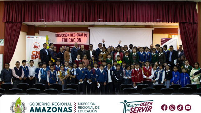 Escolares, maestros y directivos en el lanzamiento del concurso Perú Lee