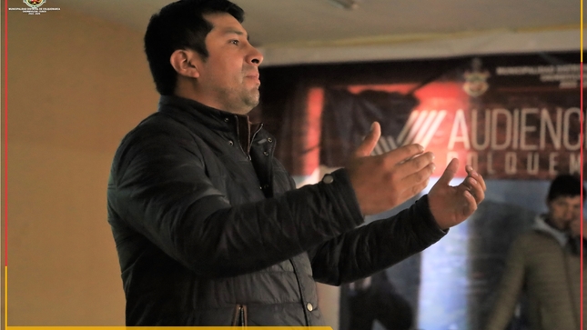 Económico Local y el Proyecto Vacunos, en el marco del componente del toro engordado, realizó la primera capacitación a todos los criadores y productores en el auditorio de la municipalidad. 
La capacitación se llevó con más de 100 beneficiarios, quienes recibieron información de manera detallada, para iniciar con este nuevo apoyo, el engorde de toro se llevará en el domicilio de cada productor con una duración de 03 meses, donde cada productor aprenderá la parte práctica para de esta forma mejorar la producción.
Desde la Municipalidad Distrital de Colquemarca se dará soporte y asistencia técnica continua, medicamentos en su totalidad, alimentación y concentrados en el último mes del toro engordado. Todo ello es una muestra de la voluntad política de nuestro alcalde Prof. Santos Oviedo Ataucuri en capacitar y ayudar a nuestros ganaderos locales. 
¡Colquemarca, un nuevo comienzo con oportunidades para todos!
Prof. Santos Oviedo Ataucuri - Alcalde
Gestión 2023 - 2026
