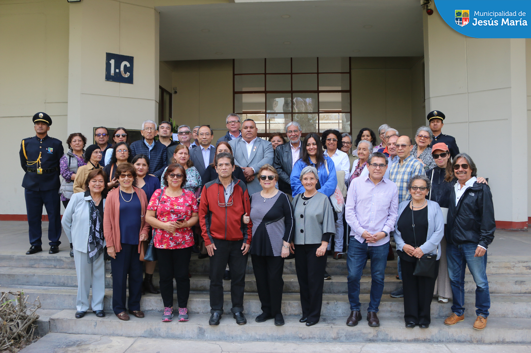 En la actividad, el burgomaestre entregó un 💐 arreglo floral de parte de toda la comunidad edil y participó de la misa en honor a esta emblemática joya arquitectónica de Lima, invocando además a seguir trabajando unidos 🤝 y de la mano de Dios.