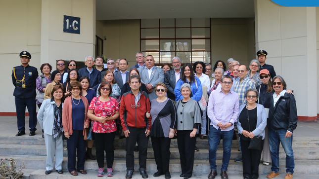 En la actividad, el burgomaestre entregó un 💐 arreglo floral de parte de toda la comunidad edil y participó de la misa en honor a esta emblemática joya arquitectónica de Lima, invocando además a seguir trabajando unidos 🤝 y de la mano de Dios.