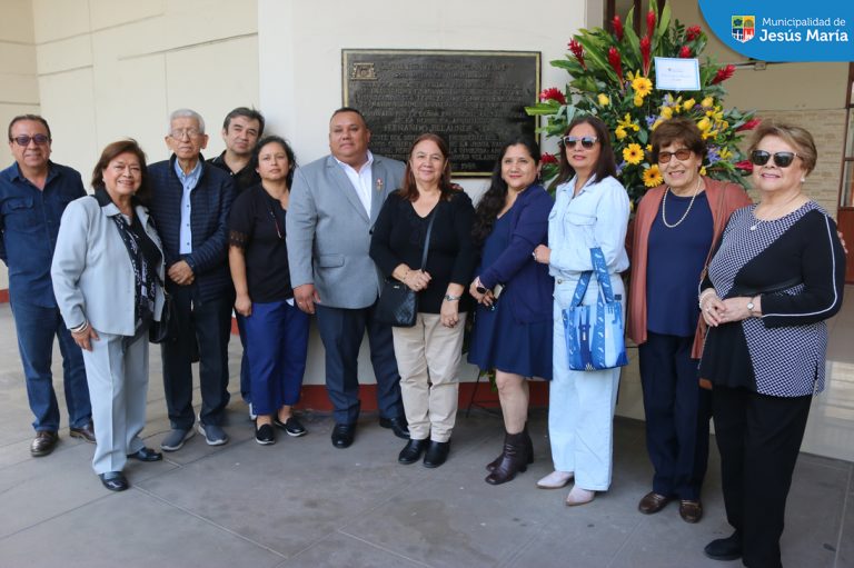 En la actividad, el burgomaestre entregó un 💐 arreglo floral de parte de toda la comunidad edil y participó de la misa en honor a esta emblemática joya arquitectónica de Lima, invocando además a seguir trabajando unidos 🤝 y de la mano de Dios.