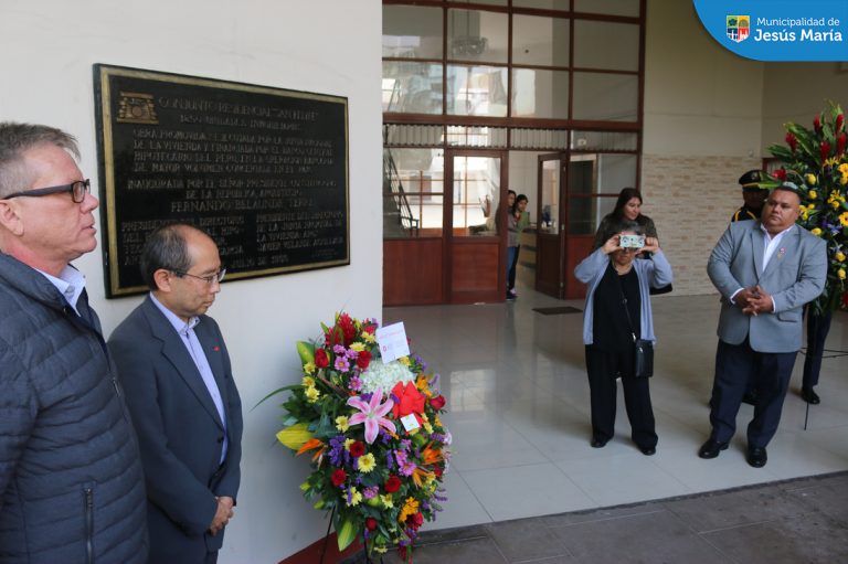 En la actividad, el burgomaestre entregó un 💐 arreglo floral de parte de toda la comunidad edil y participó de la misa en honor a esta emblemática joya arquitectónica de Lima, invocando además a seguir trabajando unidos 🤝 y de la mano de Dios.