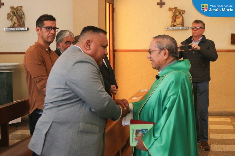 En la actividad, el burgomaestre entregó un 💐 arreglo floral de parte de toda la comunidad edil y participó de la misa en honor a esta emblemática joya arquitectónica de Lima, invocando además a seguir trabajando unidos 🤝 y de la mano de Dios.