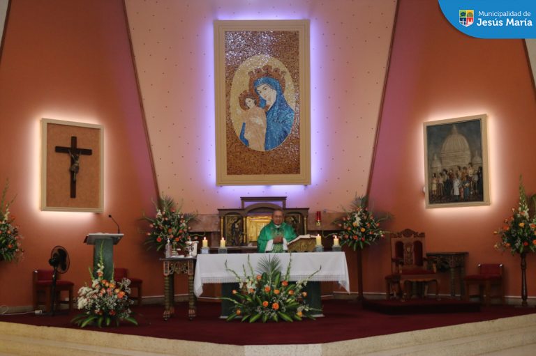 En la actividad, el burgomaestre entregó un 💐 arreglo floral de parte de toda la comunidad edil y participó de la misa en honor a esta emblemática joya arquitectónica de Lima, invocando además a seguir trabajando unidos 🤝 y de la mano de Dios.