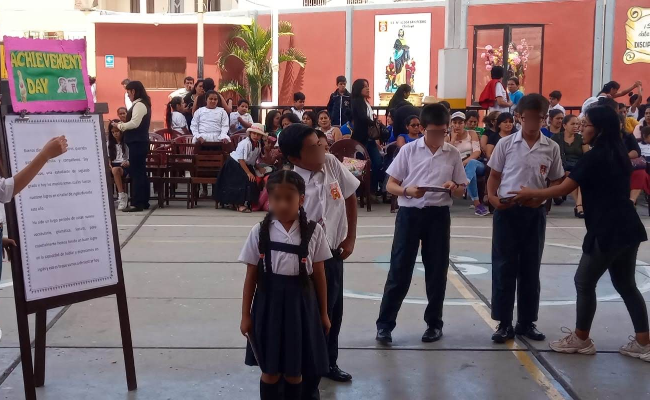 Shirley dirigiendo actividad del colegio en el que dictaba talleres de inglés