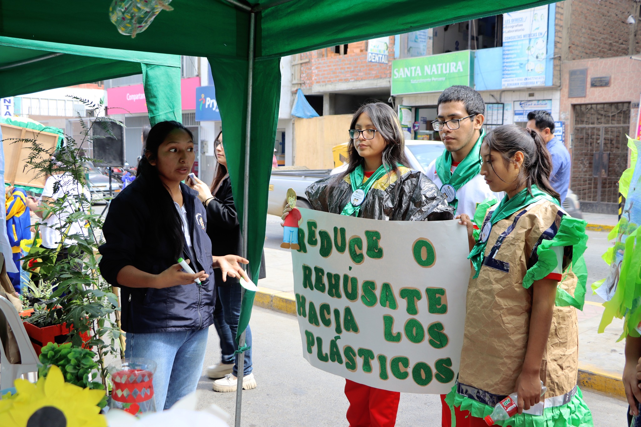 Diversas delegaciones de escolares participaron del "Primer Concurso de Pasacalle Escolar" y Ecoferia Ambiental