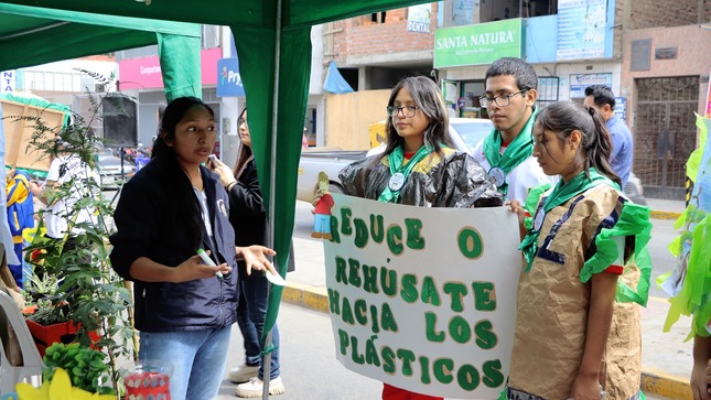 Diversas delegaciones de escolares participaron del "Primer  Concurso de Pasacalle Escolar" y Ecoferia Ambiental