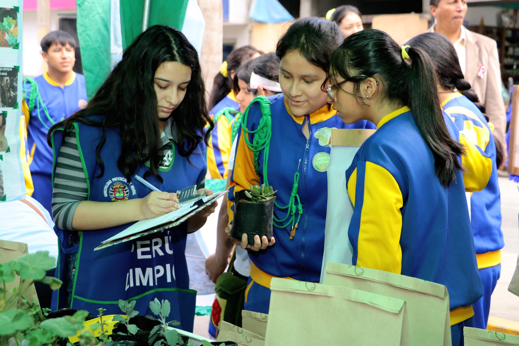 Diversas delegaciones de escolares participaron del "Primer Concurso de Pasacalle Escolar" y Ecoferia Ambiental
