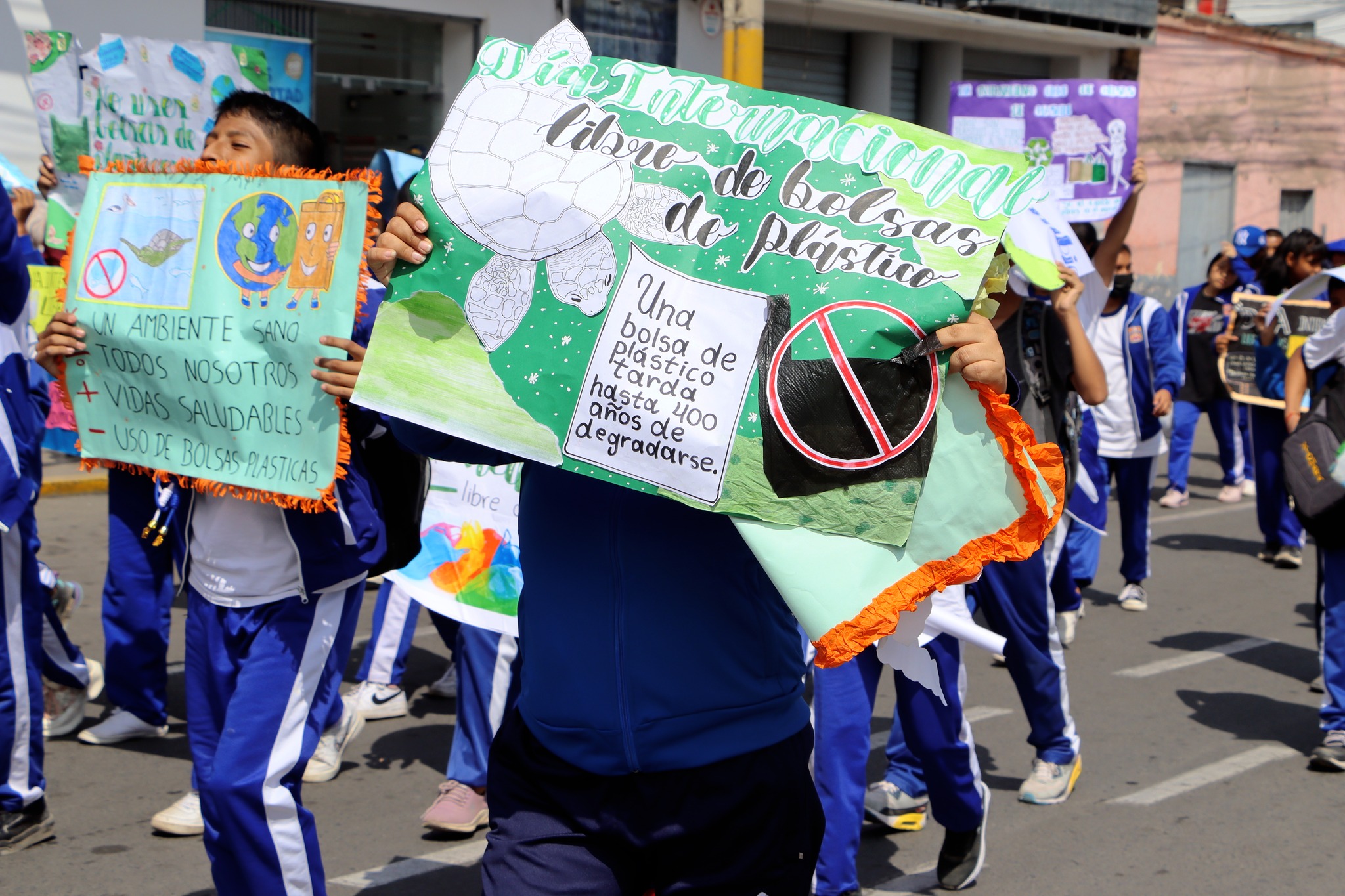 Diversas delegaciones de escolares participaron del "Primer Concurso de Pasacalle Escolar" y Ecoferia Ambiental
