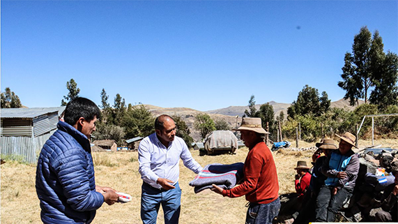 FOTOS DEL ALCALDE EN ENTREGA