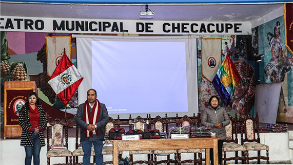 FOTO DEL SEÑOR ALCALDE EN LA ENTREGA