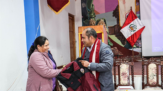 FOTO DEL SEÑOR ALCALDE EN LA ENTREGA