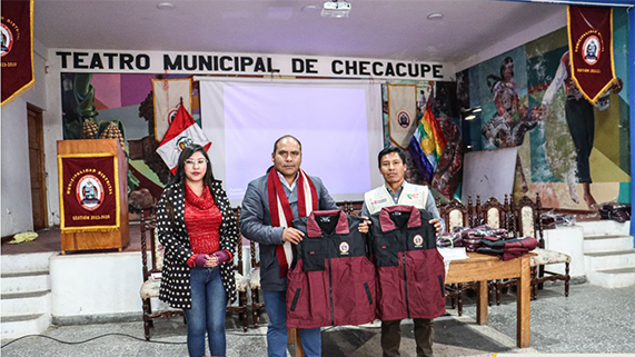 FOTO DEL SEÑOR ALCALDE EN LA ENTREGA