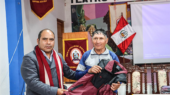 FOTO DEL SEÑOR ALCALDE EN LA ENTREGA