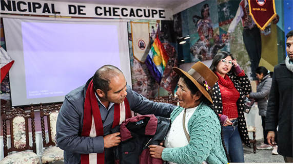 FOTO DEL SEÑOR ALCALDE EN LA ENTREGA
