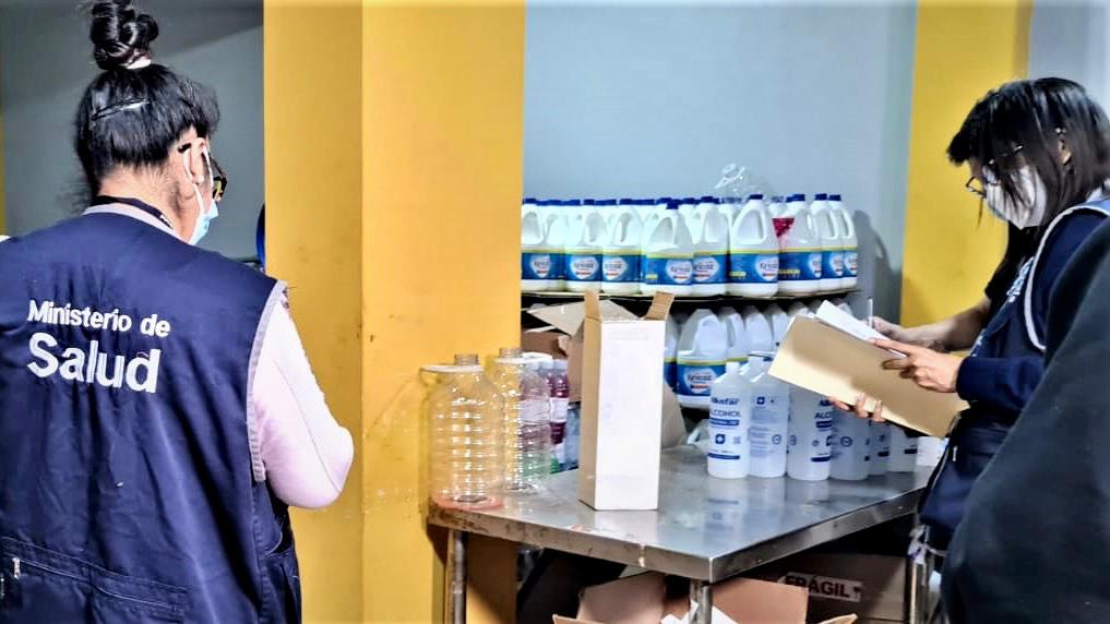 Incautan alcohol de origen ilegal en laboratorio clandestino en Carabayllo
