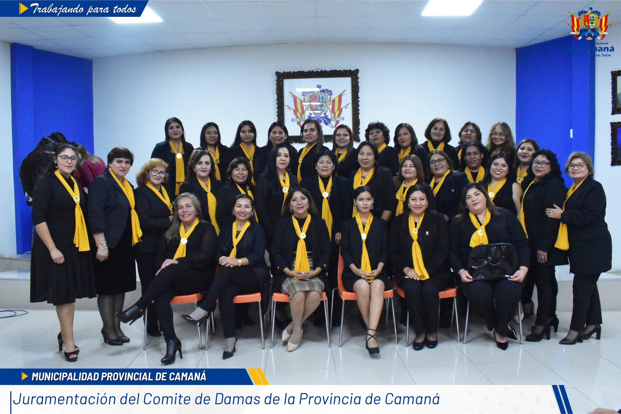 Con programa especial desarrollado en el Auditorio de la Municipalidad Provincial de Camaná, juramento y se instaló el Comité de Damas del Municipio Provincial, el mismo que preside la Profesora Silvia Haydee Llaza Funes, esposa del Alcalde de la Ciudad, Dr. Jaime Mamani Álvarez.
La ceremonia se inició con las palabras de bienvenida, las mismas que estuvieron a cargo de la Sra. Yurbi Molina Díaz, Regidora Provincial, luego se procedió a la Ceremonia de Juramentacion a la Presidenta del Comite de Damas, a cargo del Padre Luiggi Gutiérrez Oporto, en representación de la Prelatura de Chuquibamba, para luego la Presidenta del Comite tomar el juramento respectivo, a las integrantes que la acompañan en la Directiva.
La Profesora Silvia Llaza, primeramente agradeció la presencia de las Autoridades, Invitados especiales, a las Primeras Damas de los Municipios Distritales y a las integrantes del Comité de Damas, por estar presente en la ceremonia de Juramentacion y se comprometio a trabajar y brindar todo su apoyo a las actividades sociales y acciones que tiene planificado la Municipalidad Provincial, junto al gran equipo de mujeres que forman parte de su Comite.
Finalmente el Magister Ronald Oporto Velasquez, Regidor de la Municipalidad Provincial de Camana, quien estuvo representando al Alcalde de la Ciudad, expresó la felicitación a la Presidenta e integrantes del Comité de Damas y agradecio por el compromiso que están asumiendo, deseándoles el mejor de los exitos en el trabajo social y de apoyo que van a desarrollar, en beneficio de la población. La ceremonia culminó con el Brindis de Honor, el mismo que estuvo a cargo, del Sr. Víctor Raúl Bellido Bernal, Subprefecto de la Provincia de Camana.