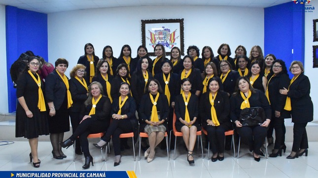 Con programa especial desarrollado en el Auditorio de la Municipalidad Provincial de Camaná, juramento y se instaló el Comité de Damas del Municipio Provincial, el mismo que preside la Profesora Silvia Haydee Llaza Funes, esposa del Alcalde de la Ciudad, Dr. Jaime Mamani Álvarez.

La ceremonia se inició con las palabras de bienvenida, las mismas que estuvieron a cargo de la Sra. Yurbi Molina Díaz, Regidora Provincial, luego se procedió a la Ceremonia de Juramentacion a la Presidenta del Comite de Damas, a cargo del Padre Luiggi Gutiérrez Oporto, en representación de la Prelatura de Chuquibamba, para luego la Presidenta del Comite tomar el juramento respectivo, a las integrantes que la acompañan en la Directiva.

La Profesora Silvia Llaza, primeramente agradeció la presencia de las Autoridades, Invitados especiales, a las Primeras Damas de los Municipios Distritales y a las integrantes del Comité de Damas, por estar presente en la ceremonia de Juramentacion y se comprometio a trabajar y brindar todo su apoyo a las actividades sociales y acciones que tiene planificado la Municipalidad Provincial, junto al gran equipo de mujeres que forman parte de su Comite.

Finalmente el Magister Ronald Oporto Velasquez, Regidor de la Municipalidad Provincial de Camana, quien estuvo representando al Alcalde de la Ciudad, expresó la felicitación a la Presidenta e integrantes del Comité de Damas y agradecio por el compromiso que están asumiendo, deseándoles el mejor de los exitos en el trabajo social y de apoyo que van a desarrollar, en beneficio de la población. La ceremonia culminó con el Brindis de Honor, el mismo que estuvo a cargo, del Sr. Víctor Raúl Bellido Bernal, Subprefecto de la Provincia de Camana.