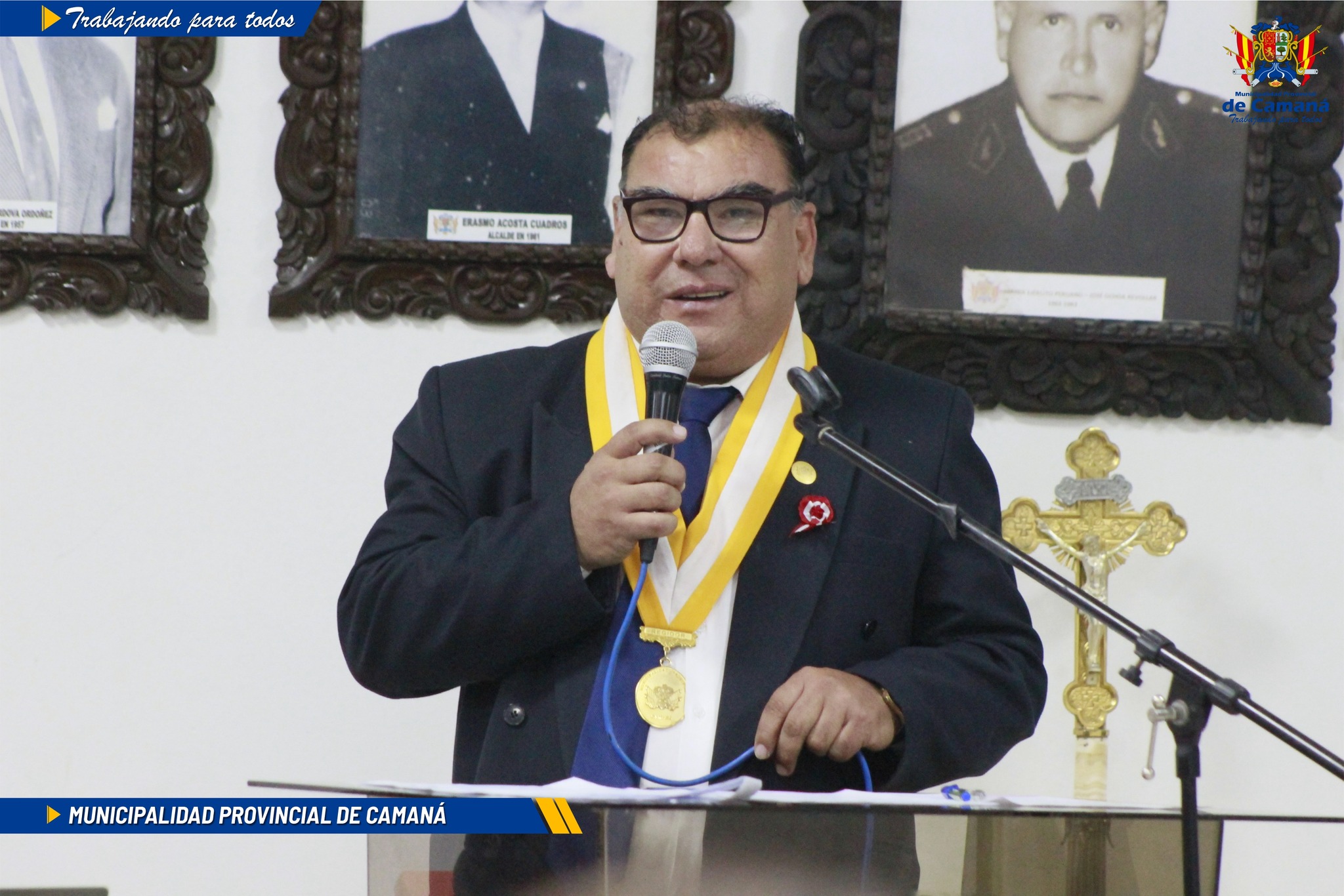 Con programa especial desarrollado en el Auditorio de la Municipalidad Provincial de Camaná, juramento y se instaló el Comité de Damas del Municipio Provincial, el mismo que preside la Profesora Silvia Haydee Llaza Funes, esposa del Alcalde de la Ciudad, Dr. Jaime Mamani Álvarez.
La ceremonia se inició con las palabras de bienvenida, las mismas que estuvieron a cargo de la Sra. Yurbi Molina Díaz, Regidora Provincial, luego se procedió a la Ceremonia de Juramentacion a la Presidenta del Comite de Damas, a cargo del Padre Luiggi Gutiérrez Oporto, en representación de la Prelatura de Chuquibamba, para luego la Presidenta del Comite tomar el juramento respectivo, a las integrantes que la acompañan en la Directiva.
La Profesora Silvia Llaza, primeramente agradeció la presencia de las Autoridades, Invitados especiales, a las Primeras Damas de los Municipios Distritales y a las integrantes del Comité de Damas, por estar presente en la ceremonia de Juramentacion y se comprometio a trabajar y brindar todo su apoyo a las actividades sociales y acciones que tiene planificado la Municipalidad Provincial, junto al gran equipo de mujeres que forman parte de su Comite.
Finalmente el Magister Ronald Oporto Velasquez, Regidor de la Municipalidad Provincial de Camana, quien estuvo representando al Alcalde de la Ciudad, expresó la felicitación a la Presidenta e integrantes del Comité de Damas y agradecio por el compromiso que están asumiendo, deseándoles el mejor de los exitos en el trabajo social y de apoyo que van a desarrollar, en beneficio de la población. La ceremonia culminó con el Brindis de Honor, el mismo que estuvo a cargo, del Sr. Víctor Raúl Bellido Bernal, Subprefecto de la Provincia de Camana.