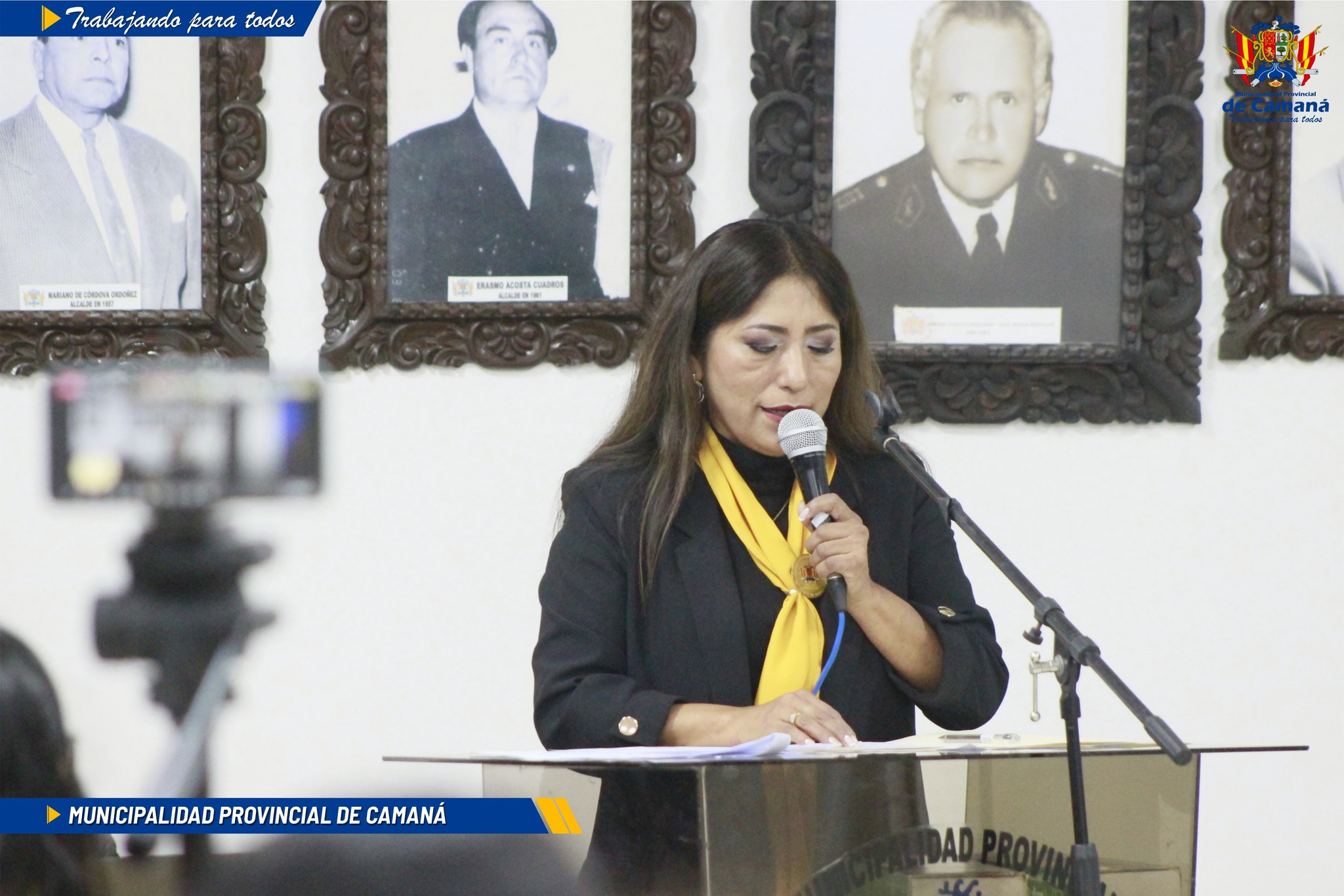 Con programa especial desarrollado en el Auditorio de la Municipalidad Provincial de Camaná, juramento y se instaló el Comité de Damas del Municipio Provincial, el mismo que preside la Profesora Silvia Haydee Llaza Funes, esposa del Alcalde de la Ciudad, Dr. Jaime Mamani Álvarez.
La ceremonia se inició con las palabras de bienvenida, las mismas que estuvieron a cargo de la Sra. Yurbi Molina Díaz, Regidora Provincial, luego se procedió a la Ceremonia de Juramentacion a la Presidenta del Comite de Damas, a cargo del Padre Luiggi Gutiérrez Oporto, en representación de la Prelatura de Chuquibamba, para luego la Presidenta del Comite tomar el juramento respectivo, a las integrantes que la acompañan en la Directiva.
La Profesora Silvia Llaza, primeramente agradeció la presencia de las Autoridades, Invitados especiales, a las Primeras Damas de los Municipios Distritales y a las integrantes del Comité de Damas, por estar presente en la ceremonia de Juramentacion y se comprometio a trabajar y brindar todo su apoyo a las actividades sociales y acciones que tiene planificado la Municipalidad Provincial, junto al gran equipo de mujeres que forman parte de su Comite.
Finalmente el Magister Ronald Oporto Velasquez, Regidor de la Municipalidad Provincial de Camana, quien estuvo representando al Alcalde de la Ciudad, expresó la felicitación a la Presidenta e integrantes del Comité de Damas y agradecio por el compromiso que están asumiendo, deseándoles el mejor de los exitos en el trabajo social y de apoyo que van a desarrollar, en beneficio de la población. La ceremonia culminó con el Brindis de Honor, el mismo que estuvo a cargo, del Sr. Víctor Raúl Bellido Bernal, Subprefecto de la Provincia de Camana.