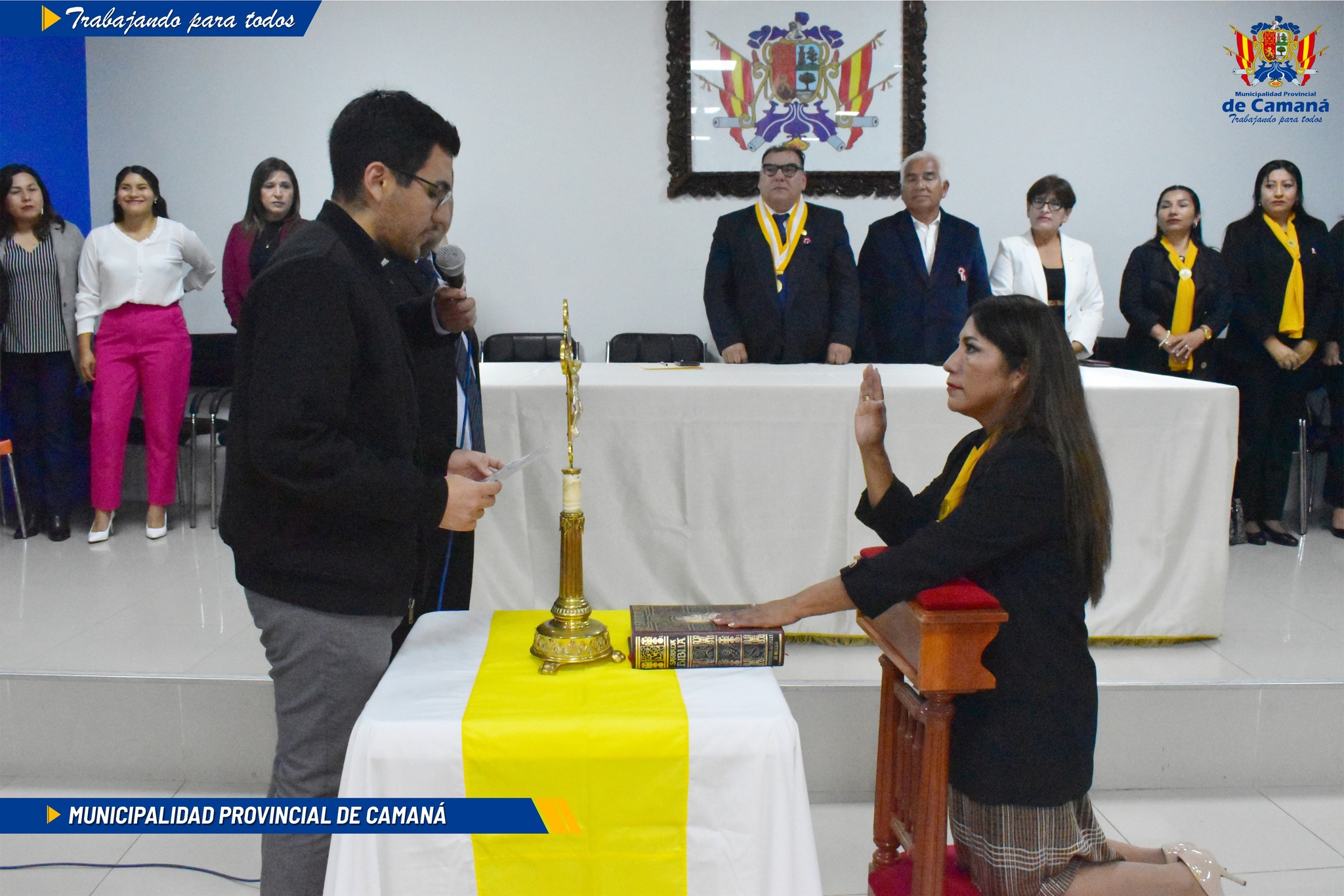 Con programa especial desarrollado en el Auditorio de la Municipalidad Provincial de Camaná, juramento y se instaló el Comité de Damas del Municipio Provincial, el mismo que preside la Profesora Silvia Haydee Llaza Funes, esposa del Alcalde de la Ciudad, Dr. Jaime Mamani Álvarez.
La ceremonia se inició con las palabras de bienvenida, las mismas que estuvieron a cargo de la Sra. Yurbi Molina Díaz, Regidora Provincial, luego se procedió a la Ceremonia de Juramentacion a la Presidenta del Comite de Damas, a cargo del Padre Luiggi Gutiérrez Oporto, en representación de la Prelatura de Chuquibamba, para luego la Presidenta del Comite tomar el juramento respectivo, a las integrantes que la acompañan en la Directiva.
La Profesora Silvia Llaza, primeramente agradeció la presencia de las Autoridades, Invitados especiales, a las Primeras Damas de los Municipios Distritales y a las integrantes del Comité de Damas, por estar presente en la ceremonia de Juramentacion y se comprometio a trabajar y brindar todo su apoyo a las actividades sociales y acciones que tiene planificado la Municipalidad Provincial, junto al gran equipo de mujeres que forman parte de su Comite.
Finalmente el Magister Ronald Oporto Velasquez, Regidor de la Municipalidad Provincial de Camana, quien estuvo representando al Alcalde de la Ciudad, expresó la felicitación a la Presidenta e integrantes del Comité de Damas y agradecio por el compromiso que están asumiendo, deseándoles el mejor de los exitos en el trabajo social y de apoyo que van a desarrollar, en beneficio de la población. La ceremonia culminó con el Brindis de Honor, el mismo que estuvo a cargo, del Sr. Víctor Raúl Bellido Bernal, Subprefecto de la Provincia de Camana.