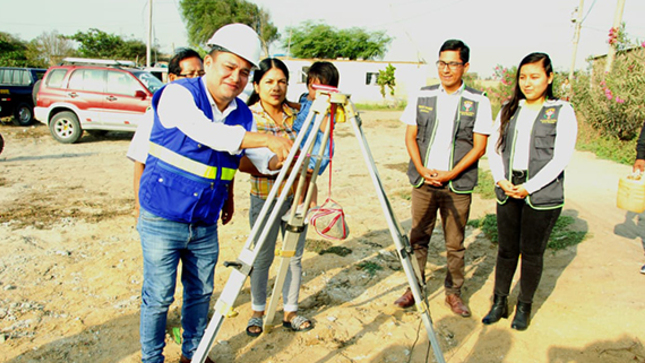 Alcalde Edwin Vásquez inicia obra de saneamiento rural