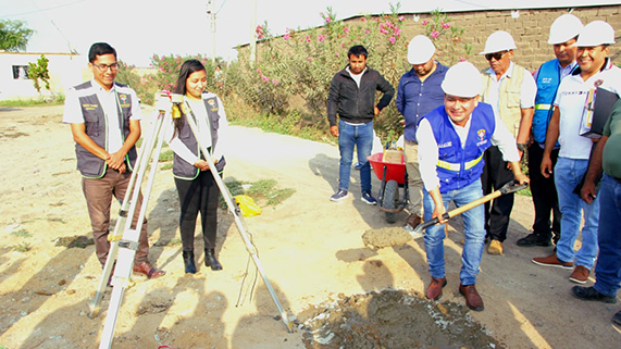 Alcalde Edwin Vásquez inicia obra de saneamiento rural