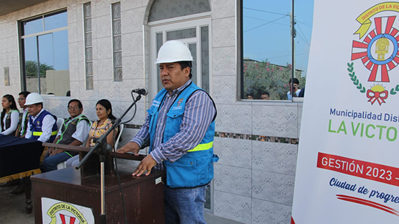 Alcalde Edwin Vásquez inicia obra de saneamiento rural