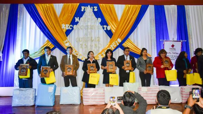 UGEL Tacna reconoce a 140 maestros con 25 y 30 años de servicio