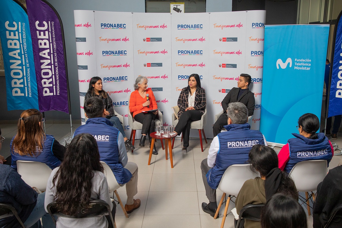 Ceremonia de la firma del convenio contó con la participación de becarios del Pronabec