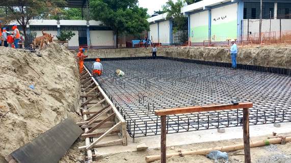 Con trabajos de movimiento de tierras avanza construcción de colegio José Olaya Balandra