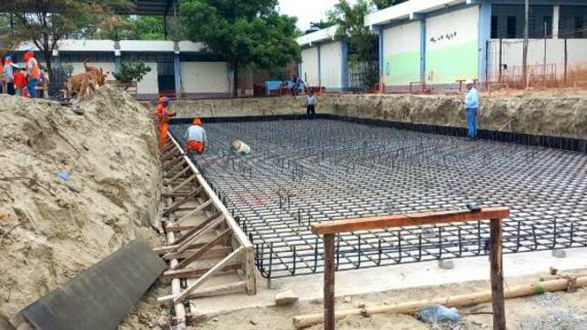 Con trabajos de movimiento de tierras avanza construcción de colegio José Olaya Balandra