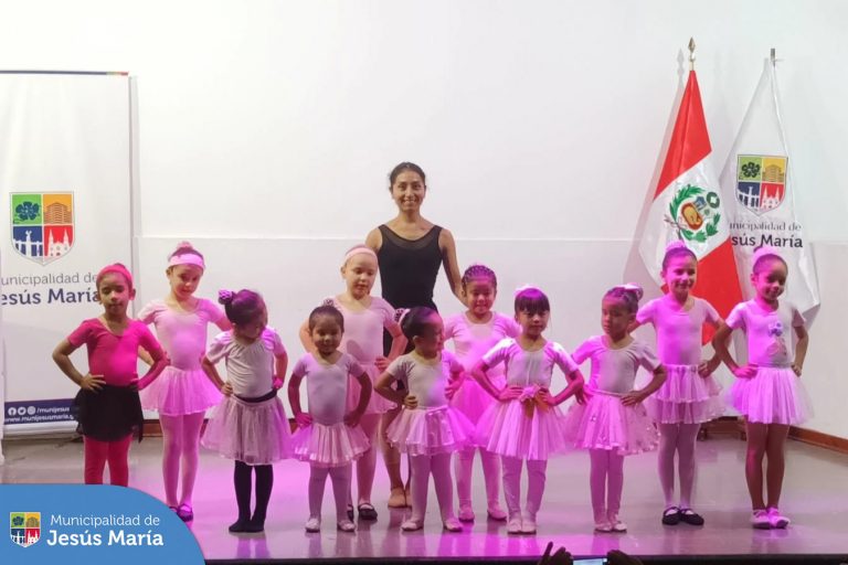 Con entusiasmo y alegría 🥳 se celebró la clausura de los talleres culturales y educativos de la temporada 🍂 Otoño 2023 de la Municipalidad de Jesús María.