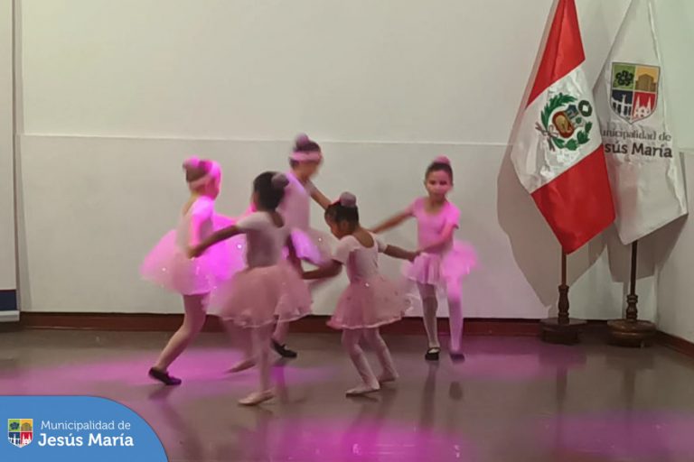 Con entusiasmo y alegría 🥳 se celebró la clausura de los talleres culturales y educativos de la temporada 🍂 Otoño 2023 de la Municipalidad de Jesús María.