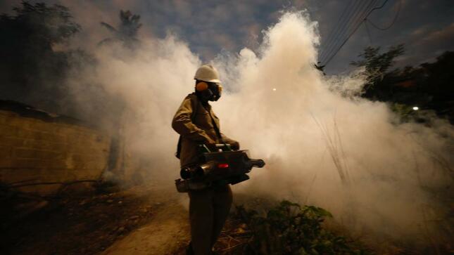 Ministro de Salud anuncia plan para acelerar caída de casos de dengue y de contingencia para los próximos dos años-1