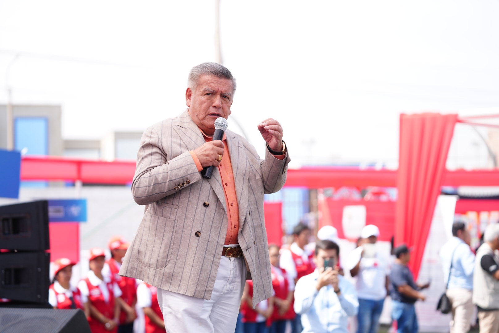 Gobernador César Acuña: "Gerentes que no rindan