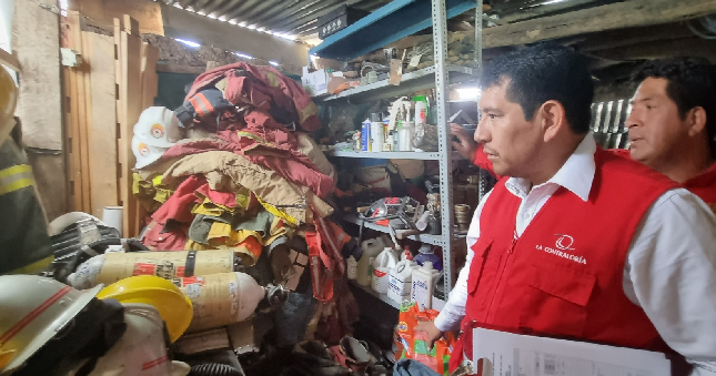 La Contraloría General advirtió a la Intendencia Nacional de Bomberos del Perú sobre las deficiencias estructurales y el riesgo de colapso que pueden sufrir la infraestructura de los locales donde operan las compañías de bomberos “Salvador San Juan N° 222” y “La Esmeralda N° 220”, lo que pone en riesgo la vida y salud de sus integrantes.