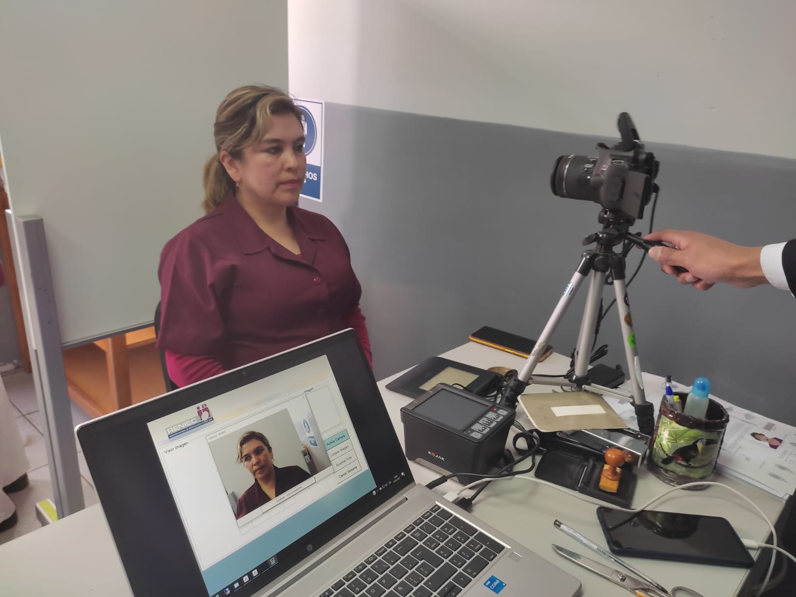 Toma de fotografía con el kit de identificación