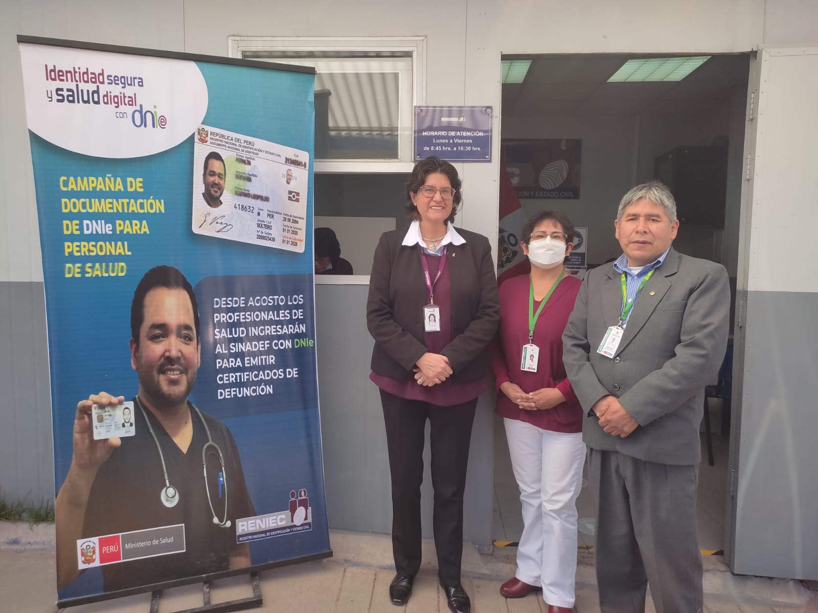 Jefa Nacional y personal médico con DNI electrónico