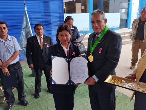 MUNICIPALIDAD DE SULLANA ENTREGA RECONOCIMIENTOS A MÁS DE UN CENTENAR DE DOCENTES DE LA PROVINCIA