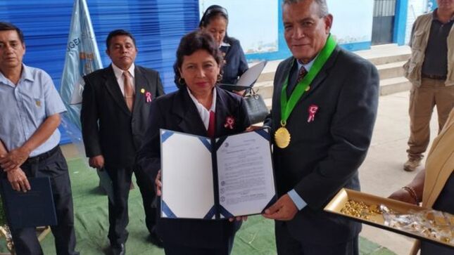 MUNICIPALIDAD DE SULLANA ENTREGA RECONOCIMIENTOS A MÁS DE UN CENTENAR DE DOCENTES DE LA PROVINCIA
