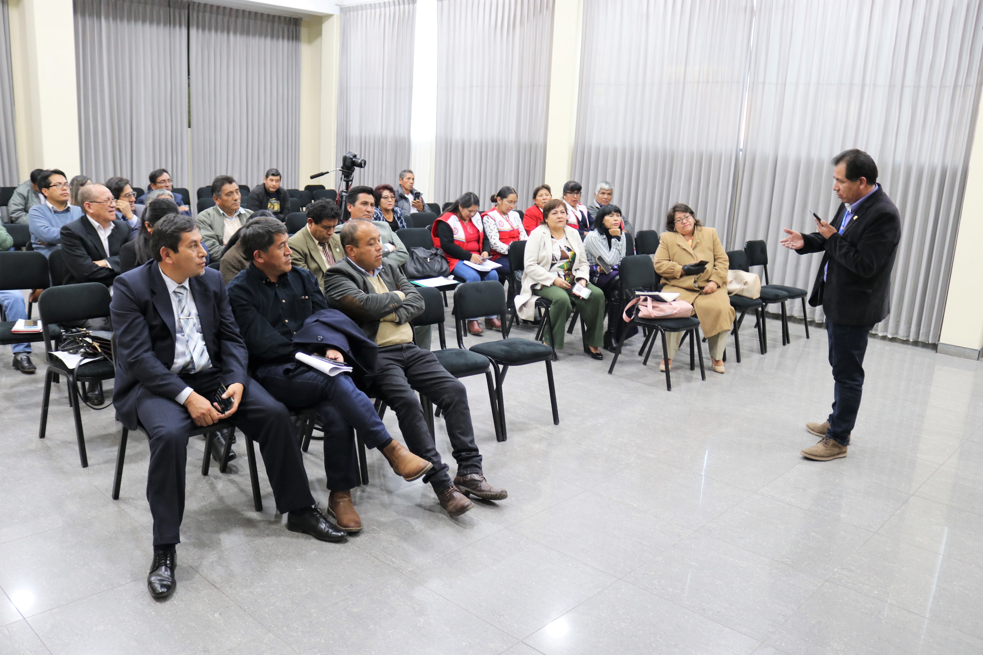 Reunión del Gerenre Regional de Salud Cusco con directores de hospitales y redes de servicios de salud