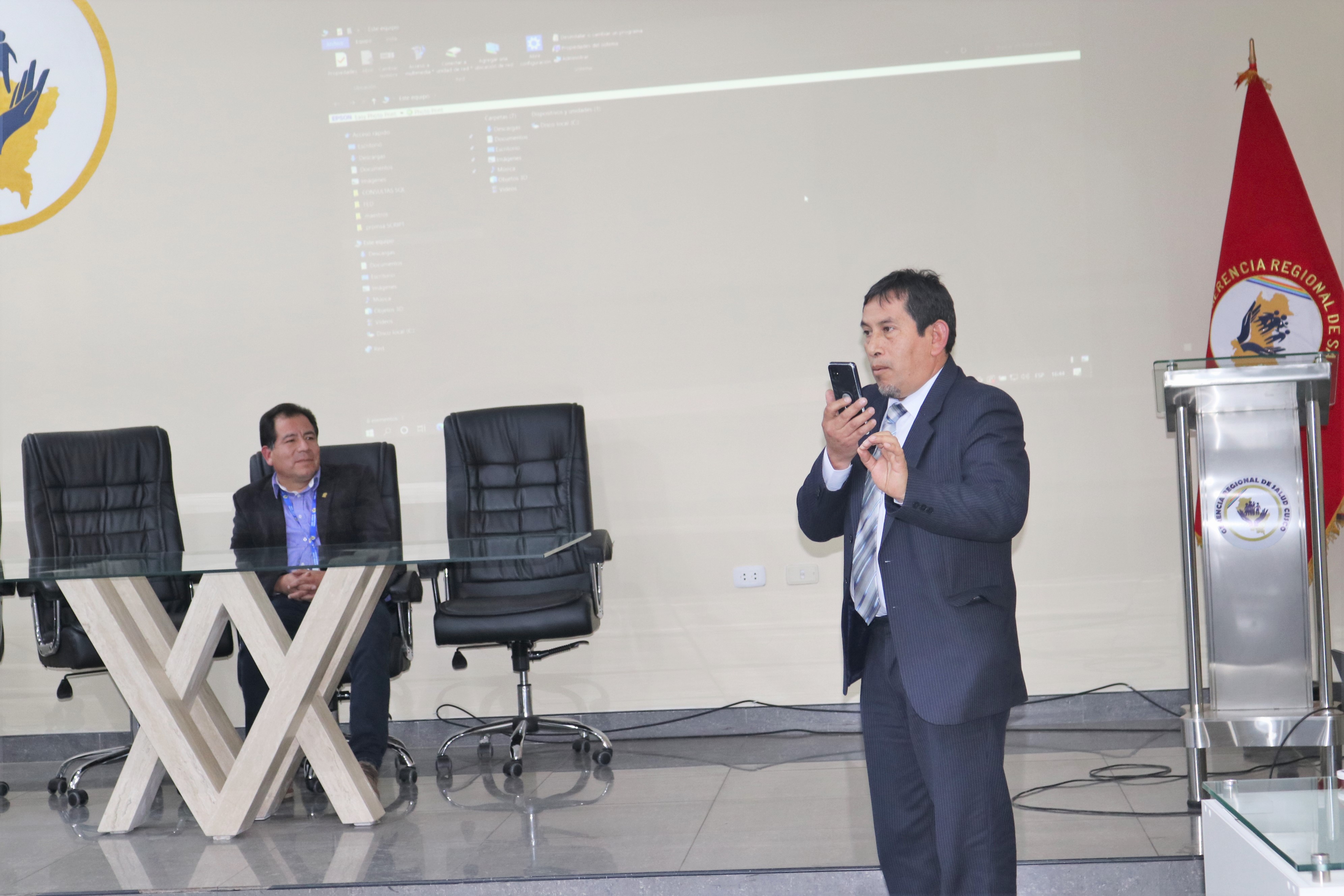 Participación del director en la reunión con el gerente regional de salud