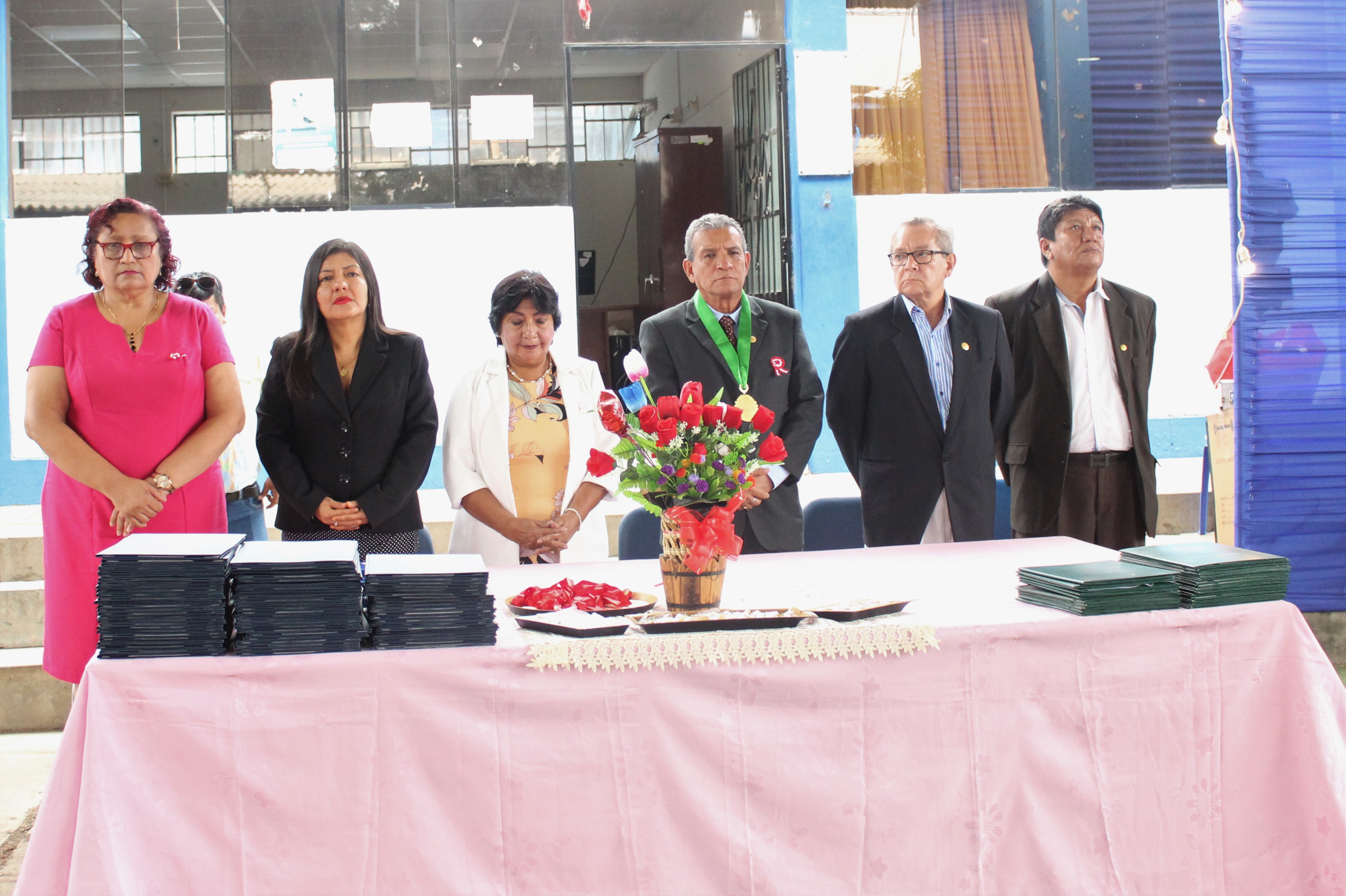 Autoridades en Mesa de Honor